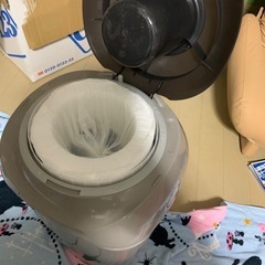 combi製臭いを抑えるベビー用オムツ捨てゴミ箱。の画像