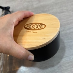 オシャレなソースボトルと小物入れの画像