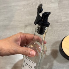 オシャレなソースボトルと小物入れの画像