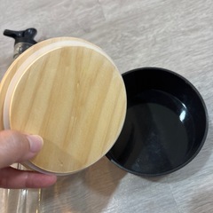 オシャレなソースボトルと小物入れの画像