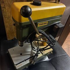 卓上ボール盤 小型卓上ボール盤 プロクソン (PROXXON) テーブルドリル 3段ベルト変速、穴開け0.8~6.0mmまで No.28128 ブランド：PROXXONの画像