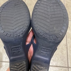 crocs ヒール サンダルの画像