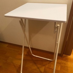 白い折り畳みテーブル50✖️50センチ。高さあり