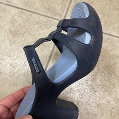 crocs ヒール サンダルの画像