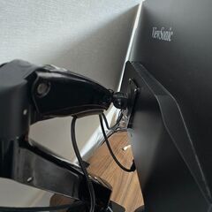 (写真左)31.5inch モニター+アームの画像