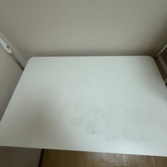 白い机