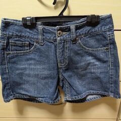デニムのショートパンツ