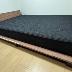 ベット　セミダブルベット　マットレス付き　照明、コンセント