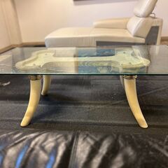 【ガラストップのおしゃれセンターテーブル／リビング・応接室に】／店舗改装・新築建て替えに伴い、装飾品・備品・家具を譲渡いたしますの画像