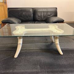 【ガラストップのおしゃれセンターテーブル／リビング・応接室に】／店舗改装・新築建て替えに伴い、装飾品・備品・家具を譲渡いたしますの画像