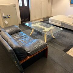 【ガラストップのおしゃれセンターテーブル／リビング・応接室に】／店舗改装・新築建て替えに伴い、装飾品・備品・家具を譲渡いたしますの画像