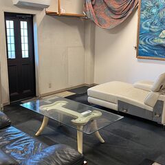 【ガラストップのおしゃれセンターテーブル／リビング・応接室に】／店舗改装・新築建て替えに伴い、装飾品・備品・家具を譲渡いたしますの画像