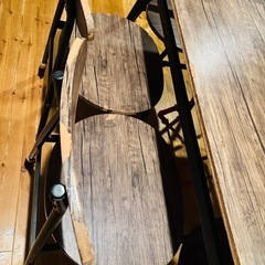 テーブルとイスの画像