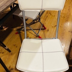 テーブルとイスの画像