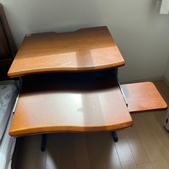 両側に鉄石を吸えるパソコンデスクの画像