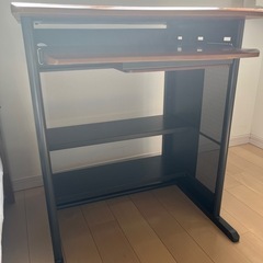 両側に鉄石を吸えるパソコンデスクの画像