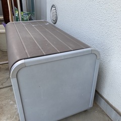 ベンチ型物入れ