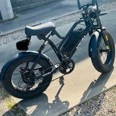 黒の電動バイク