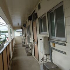 愛媛県松山市高岡町、木造2階建てアパート、1983年築。2,800万円。入居率8/8=100%。満室利回り=11.0%、現状利回り=11.0%。 - 不動産