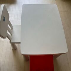 子供用テーブルセットの画像