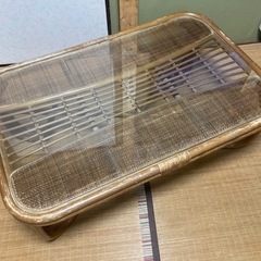 籐のテーブル