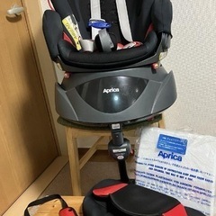Aprica チャイルドシート黒赤付属品あり