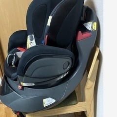 Aprica チャイルドシート黒赤付属品ありの画像