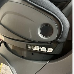 Aprica チャイルドシート黒赤付属品ありの画像