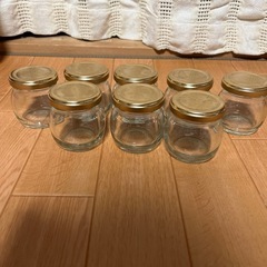  蓋付きの瓶8こ