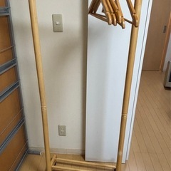 木製のハンガーラックとハンガー