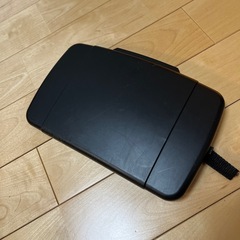 後部座席用折り畳み式トレイの画像
