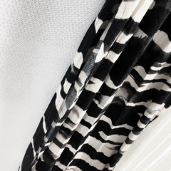 H&M ハニーズ 編み込み肩紐オレンジキャミソール スリット入り白黒ロングスカートの画像