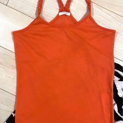 H&M ハニーズ 編み込み肩紐オレンジキャミソール スリット入り白黒ロングスカートの画像