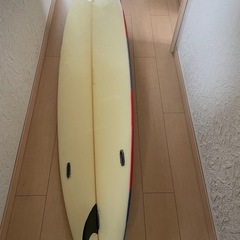 長いサーフボードの画像