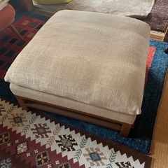 低めのクッションソファ木製の画像