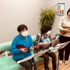 接骨院で、ウクレレ遊び