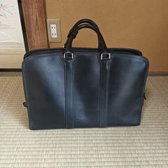 牛革製ビジネスバッグ