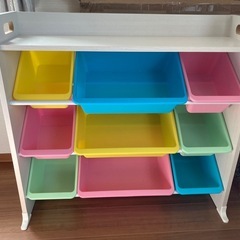 カラフルで仕分けしやすいオモチャ箱