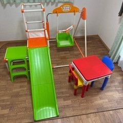 家庭用ジャングルジムとテーブルセット