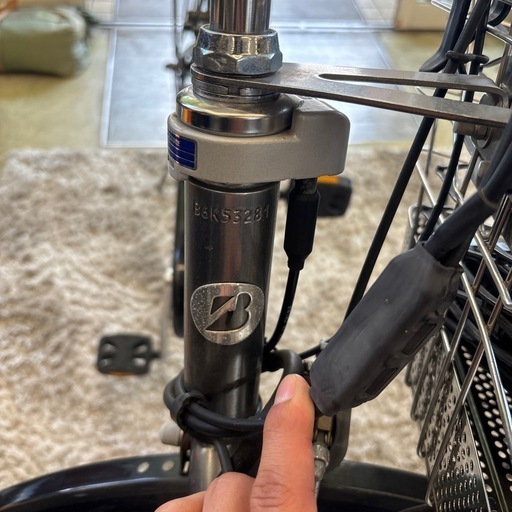 A2505-069 BRIDGESTONE ギア付き自転車　Albelt シルバー　27インチ　前カゴ付き　鍵付き　動作確認済み　キズ汚れ有り　パンクの確認や空気入れのサービス等は行っておりません。　充電器付き