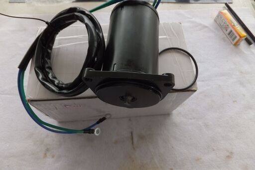 ヤマハ　チルトモーターASSY　一体型　６０～１１５ｐｓ位です