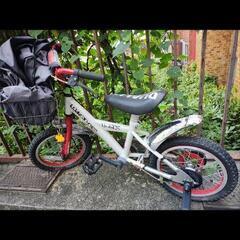子ども用自転車、補助輪つきの画像