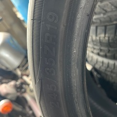 245/35R19