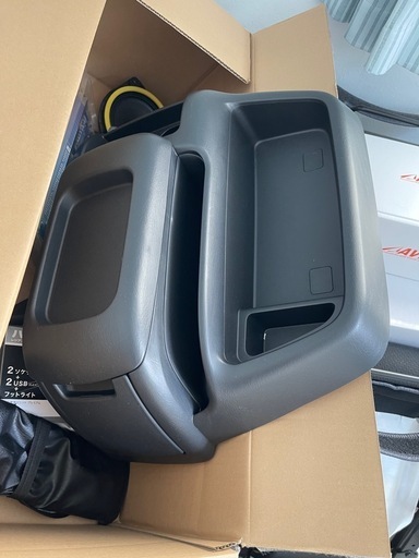 今週のおすすめ製品 7型ハイエースワイド 新車外し センターコンソール パーツ