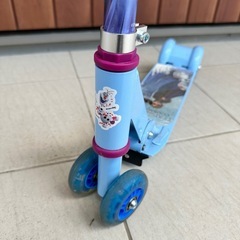 美品★アナ雪キックボード4輪の画像