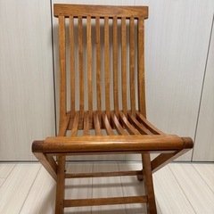 カントリー調の木の椅子です。