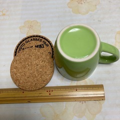マグカップとコルクのコースターの画像
