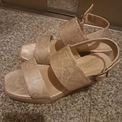 【美品】ベージュサンダル　23