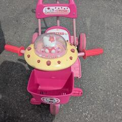 子供の三輪車と子供の車と子供のイス