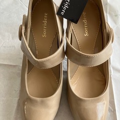 新品　ベージュパンプス　Lサイズ　エナメルパンプスの画像